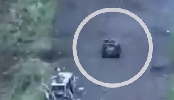 "Terminatorul" trimis de ucraineni pe front: trage cu mitraliera în inamic, se deplasează pe roți și este controlat de la distanță 881305