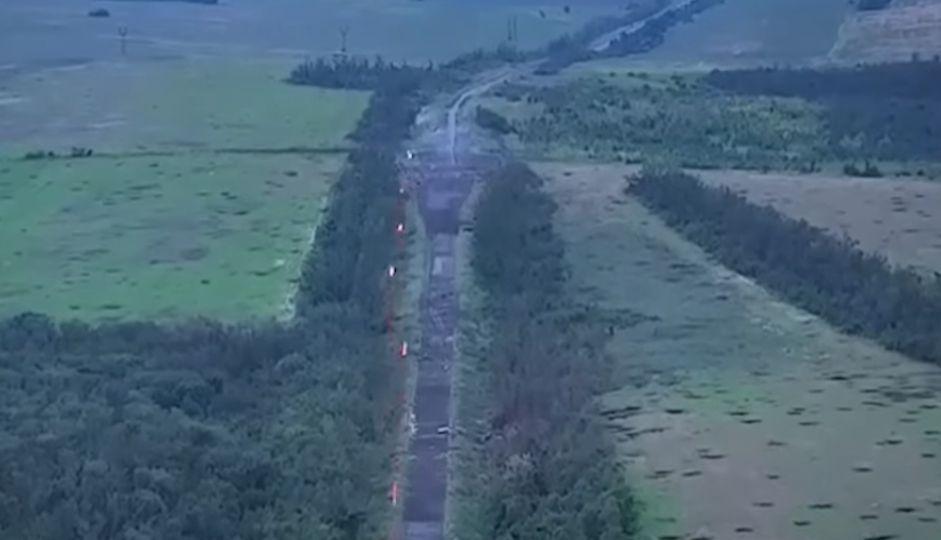 "Terminatorul" trimis de ucraineni pe front: trage cu mitraliera în inamic, se deplasează pe roți și este controlat de la distanță 881308