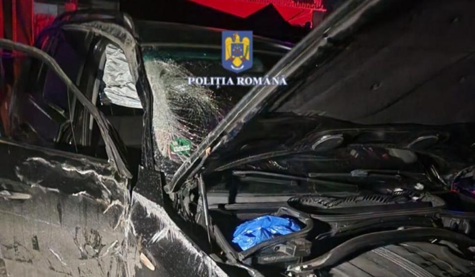 Doi tineri s-au izbit cu BMW-ul de gardurile a două case, s-au răsturnat și apoi au ascuns maşina într-o curte la întâmplare, în Neamț 881268