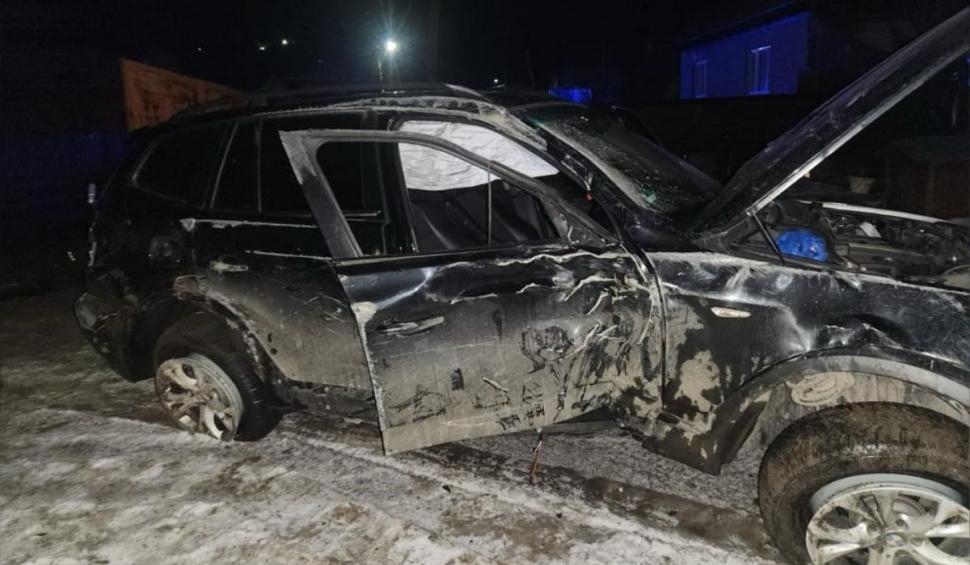 Doi tineri s-au izbit cu BMW-ul de gardurile a două case, s-au răsturnat și apoi au ascuns maşina într-o curte la întâmplare, în Neamț 881270