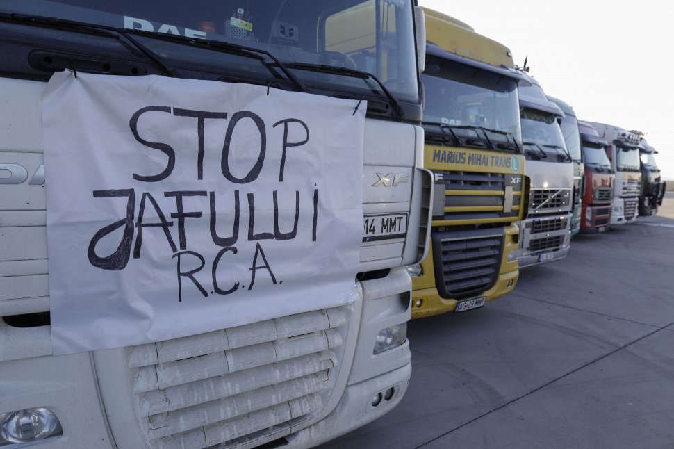 Zeci de şoferi care se deplasau la protest, către Portul Constanța, lăsați fără permisele de conducere. Oamenii îi acuză pe jandarmi că le-au întins "o cursă"