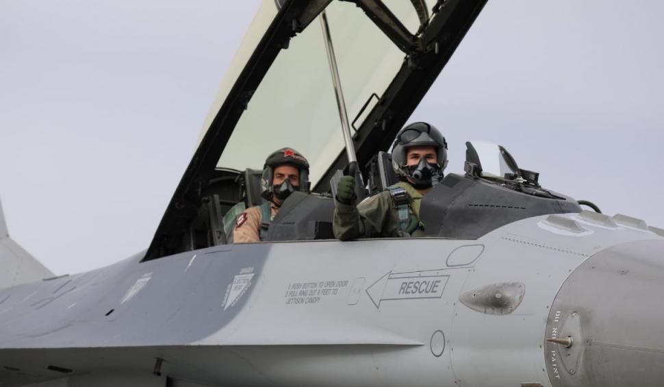 Primul zbor făcut de un pilot român, în cadrul Centrului European de Instruire F-16 de la Feteşti 881593