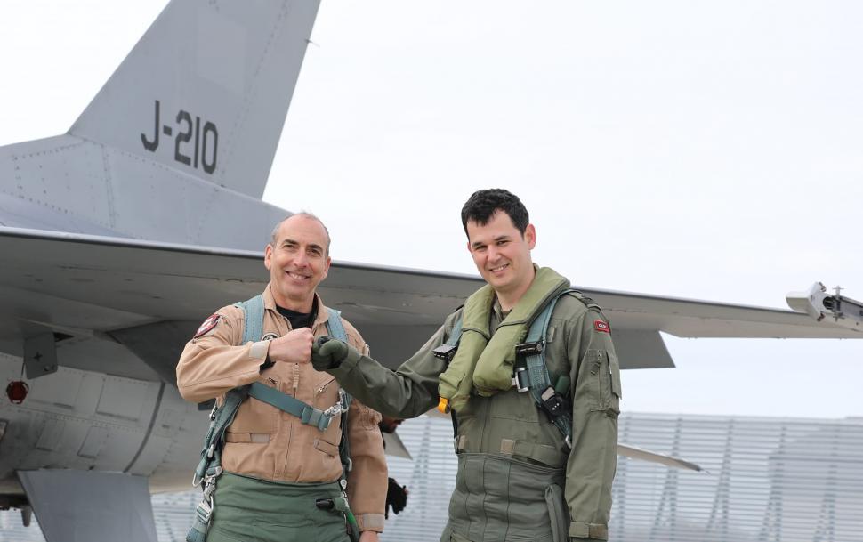 Primul zbor făcut de un pilot român, în cadrul Centrului European de Instruire F-16 de la Feteşti 881594