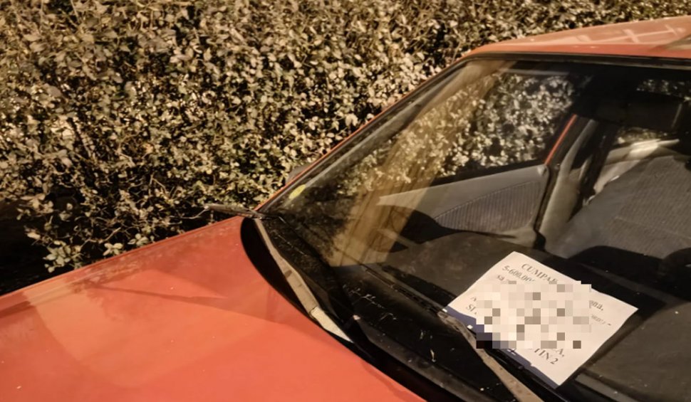 Un şofer din Cluj a găsit un bilet cu un mesaj ironic pe mașină, după ce a parcat în fața unei vile de 600.000 de euro. Postarea a ajuns pe internet și oamenii se amuză: ”E genial”
