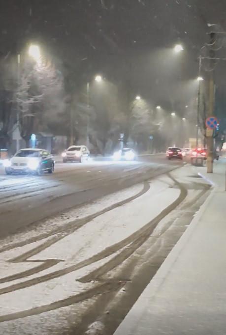 Noul val de frig pune stăpânire pe România. Restricții de trafic și drumuri cu circulație oprită în țară din cauza vremii 881864