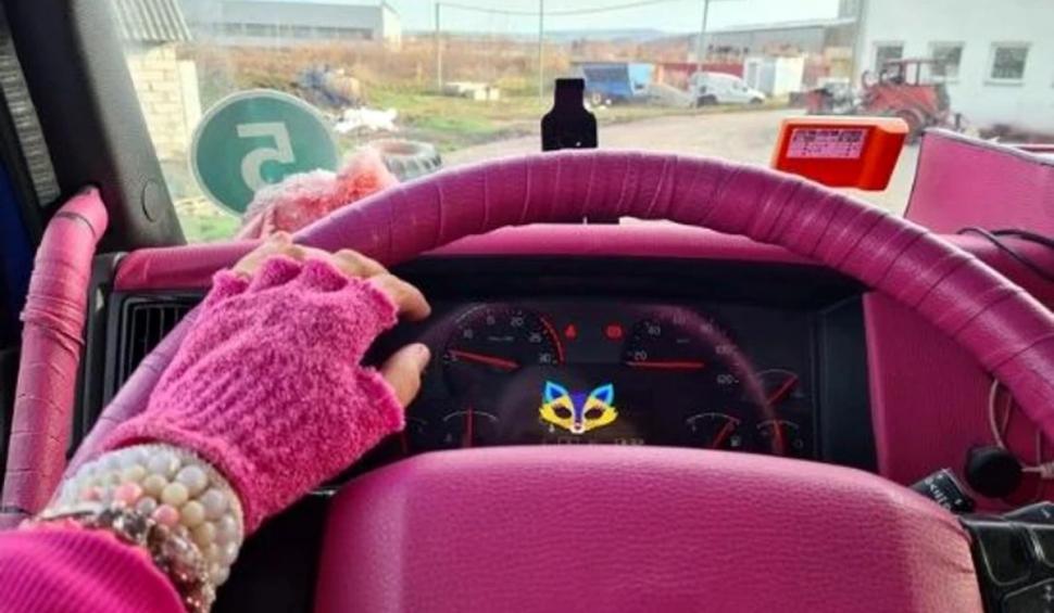 O tânără din Alba Iulia face furori pe internet! Georgeta se îmbracă în haine Barbie și conduce un TIR roz: ”Mă felicită pentru curaj” 881890