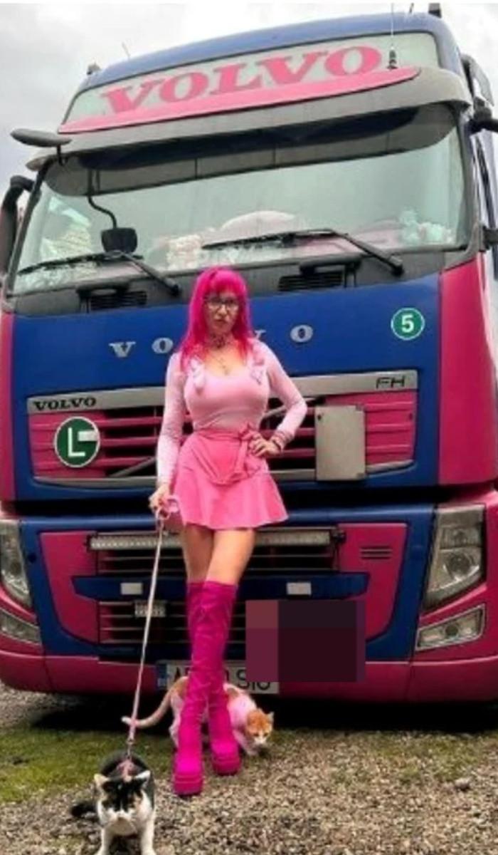 O tânără din Alba Iulia face furori pe internet! Georgeta se îmbracă în haine Barbie și conduce un TIR roz: ”Mă felicită pentru curaj” 881891
