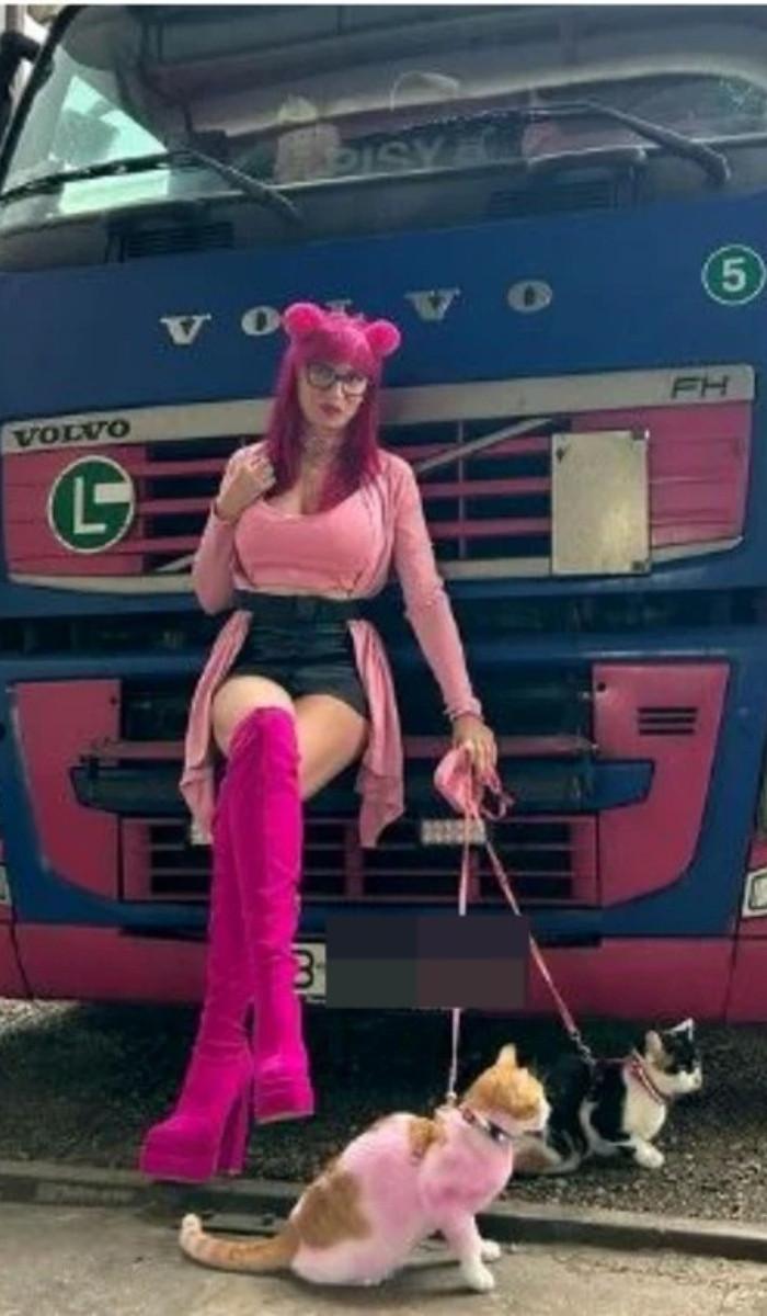 O tânără din Alba Iulia face furori pe internet! Georgeta se îmbracă în haine Barbie și conduce un TIR roz: ”Mă felicită pentru curaj” 881892