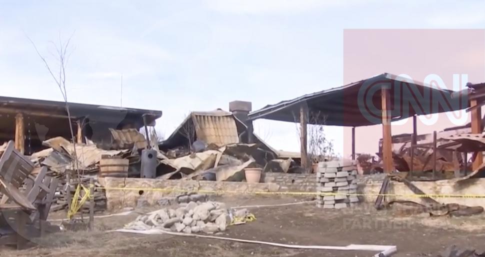 Imagini din interiorul pensiunii "Ferma Dacilor", după incendiul devastator. Jurnaliștii Antena 3 CNN, investigație în locul în care au murit opt oameni: "Focul ardea în două părți" 881830