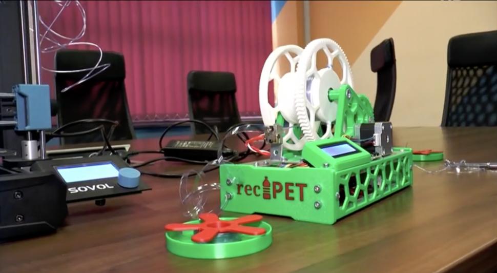 Invenție revoluționară, realizată de cinci elevi din Cluj: Aparatul care transformă PET-uri în plastic pentru imprimante 3D 881941