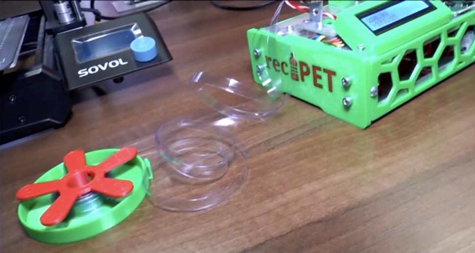 Invenție revoluționară, realizată de cinci elevi din Cluj: Aparatul care transformă PET-uri în plastic pentru imprimante 3D 881942