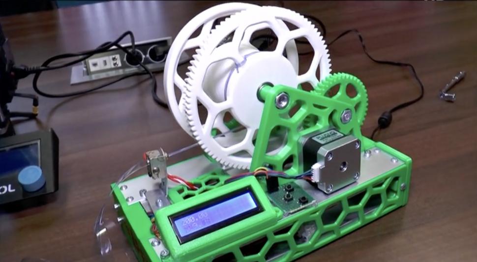 Invenție revoluționară, realizată de cinci elevi din Cluj: Aparatul care transformă PET-uri în plastic pentru imprimante 3D 881943