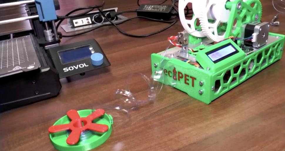 Invenție revoluționară, realizată de cinci elevi din Cluj: Aparatul care transformă PET-uri în plastic pentru imprimante 3D 881945
