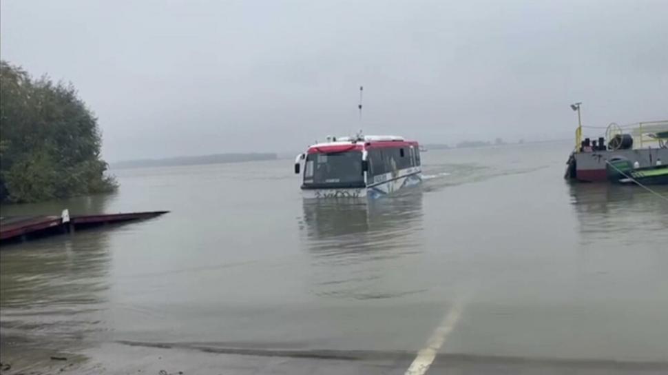 Premieră în România: Primul autobuz care va circula pe şosea şi pe apă | Va transporta românii până în Bulgaria 881952