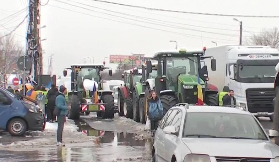 Noi proteste cu tractoare și camioane la Craiova. Transportatorii și fermierii cântă "Deșteaptă-te române" 881972