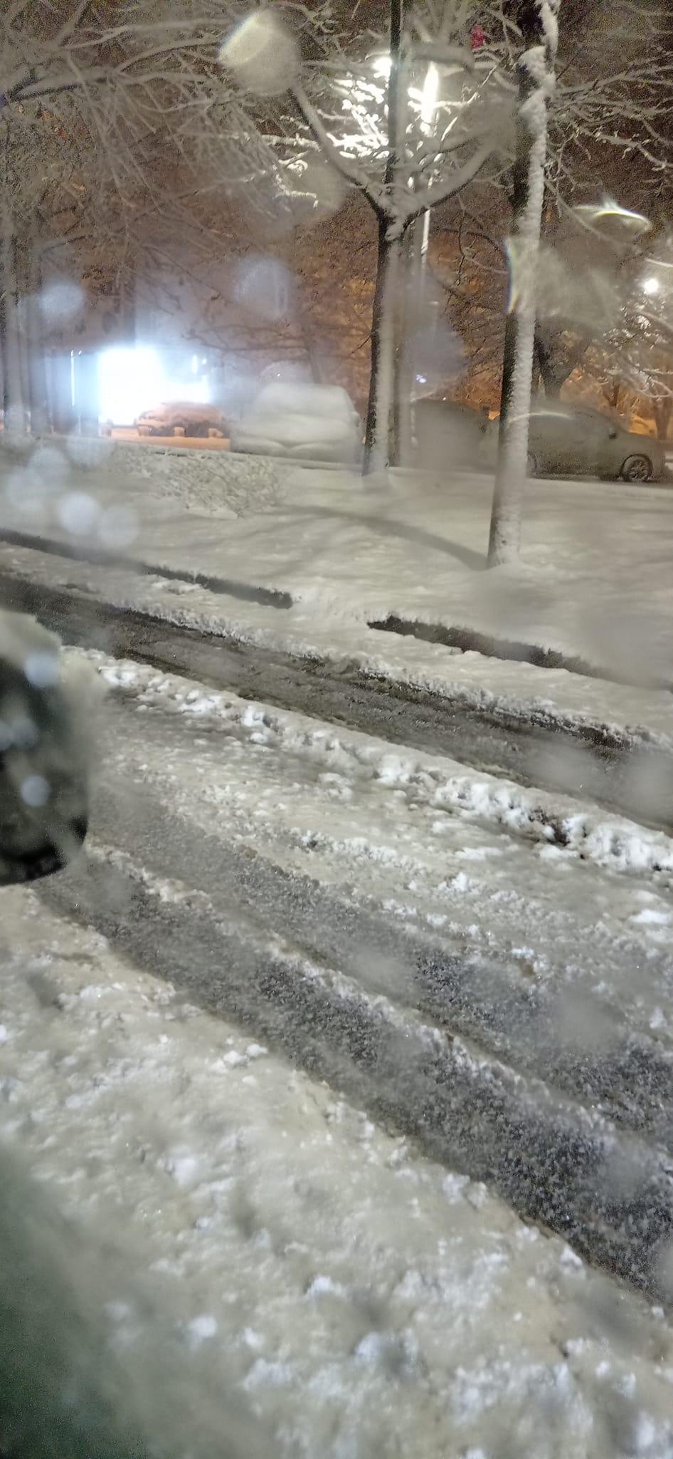 Tramvaie deraiate și circulație îngreunată în București, din cauza ninsorii. Autoritățile nu au deszăpezit străzile | Rareș Hopincă: ”Utilajele vor interveni după ce ninsoarea se oprește” 881910