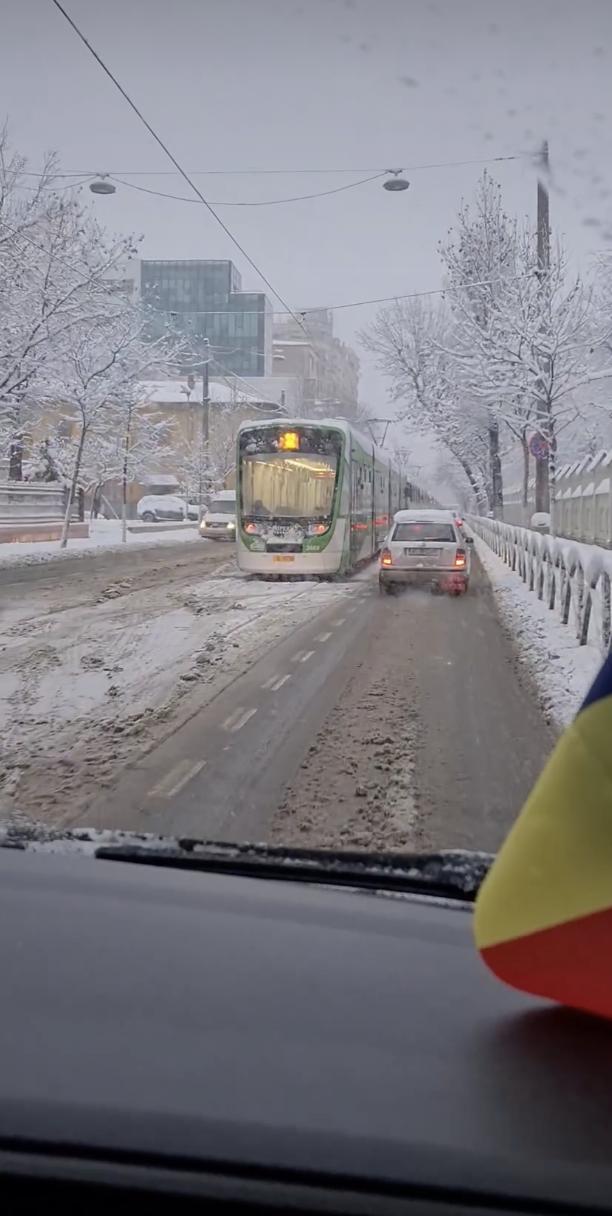 Tramvaie deraiate și circulație îngreunată în București, din cauza ninsorii. Autoritățile nu au deszăpezit străzile | Rareș Hopincă: ”Utilajele vor interveni după ce ninsoarea se oprește” 881912