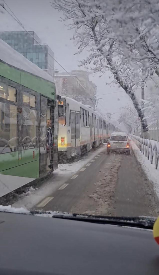 Tramvaie deraiate și circulație îngreunată în București, din cauza ninsorii. Autoritățile nu au deszăpezit străzile | Rareș Hopincă: ”Utilajele vor interveni după ce ninsoarea se oprește” 881913
