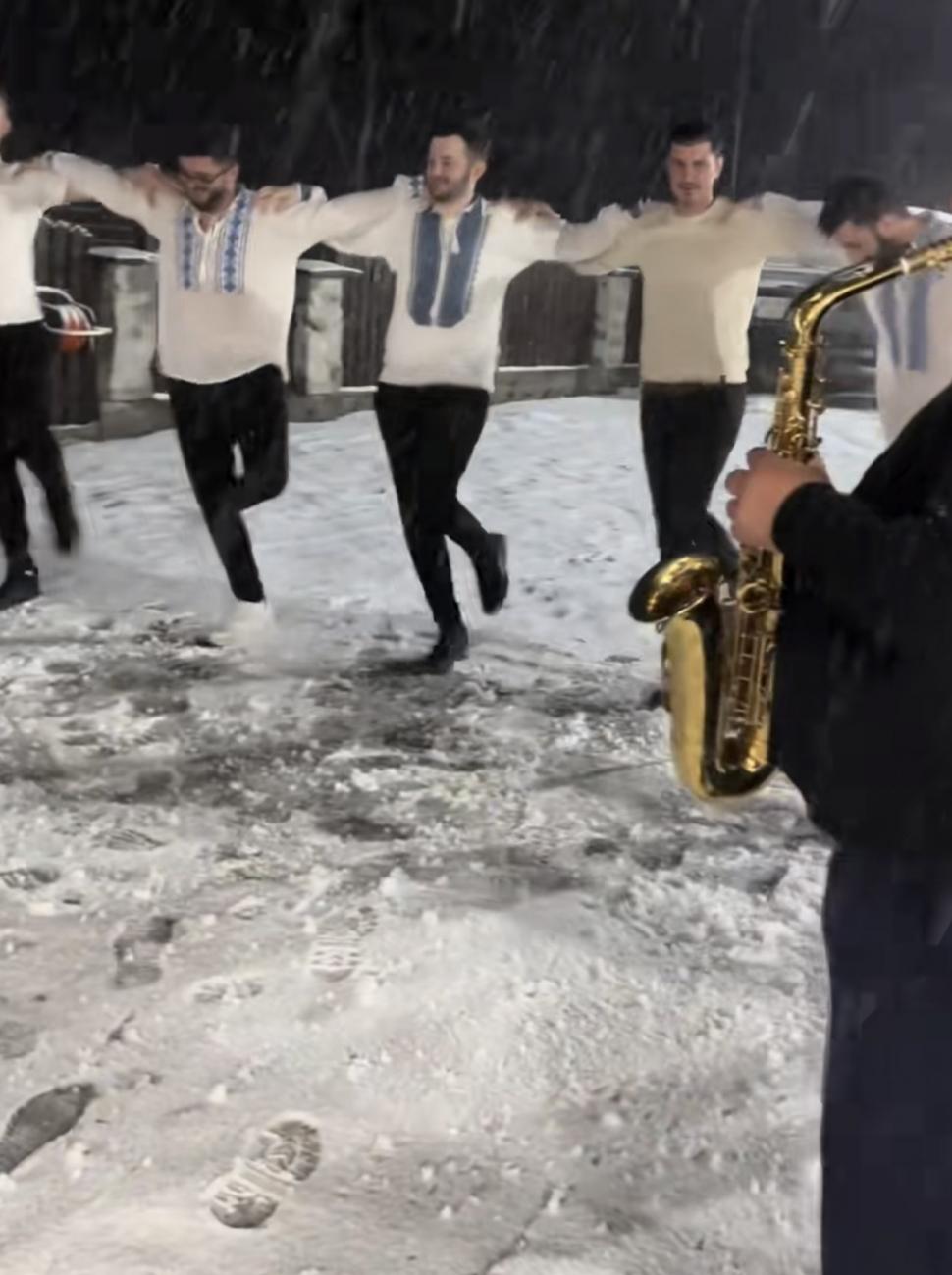 Imagini virale cu un grup de tineri care dansează noaptea afară, de bucurie că ninge, la Rucăr 882046