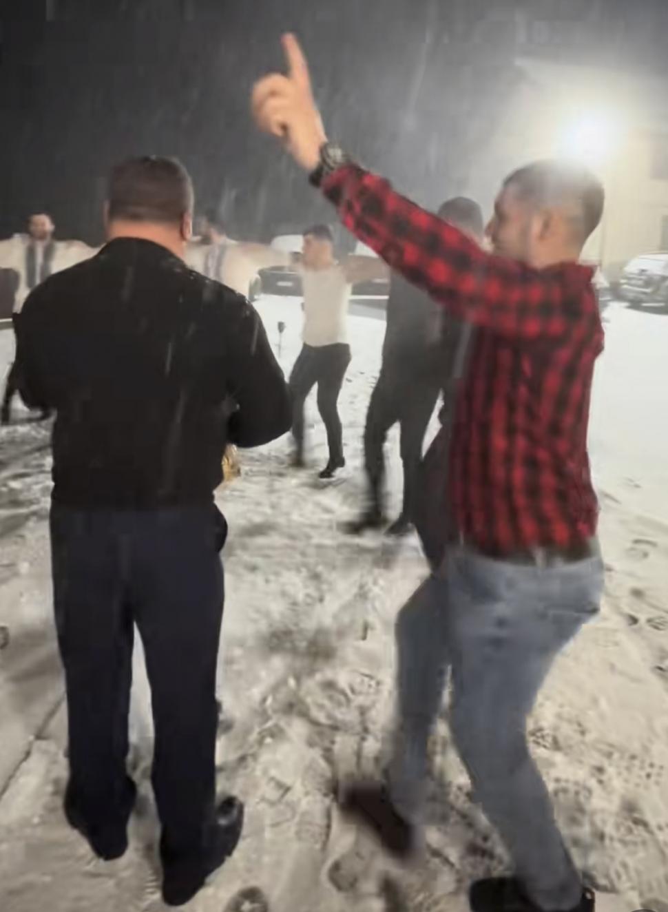 Imagini virale cu un grup de tineri care dansează noaptea afară, de bucurie că ninge, la Rucăr 882047