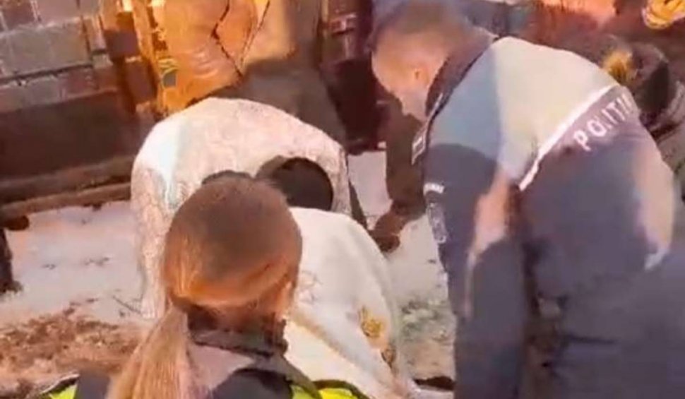 Un preot din Suceava s-a întins pe jos, în fața porții cimitirului, pentru a împiedica o înmormântare. Părintele s-a ales cu dosar penal