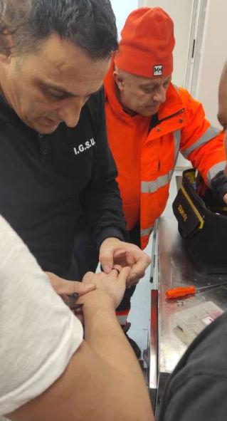 Pompierii din Botoşani, chemaţi să taie inelele de pe degetul umflat al unui băiat  882242