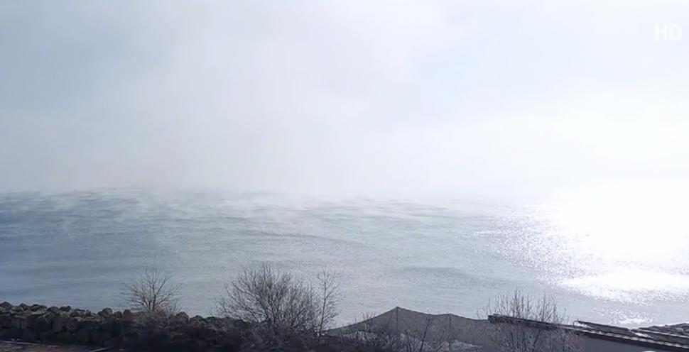 Fenomen spectaculos pe litoralul Mării Negre. Apa care ”fierbe” | Temperatura aerului era negativă 882211