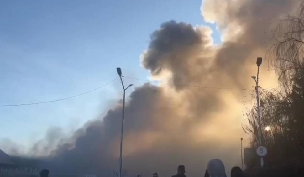 Incendiu puternic la depozitul unei fabrici de alimente, în Timiș. Zeci de pompieri intervin la fața locului 882232