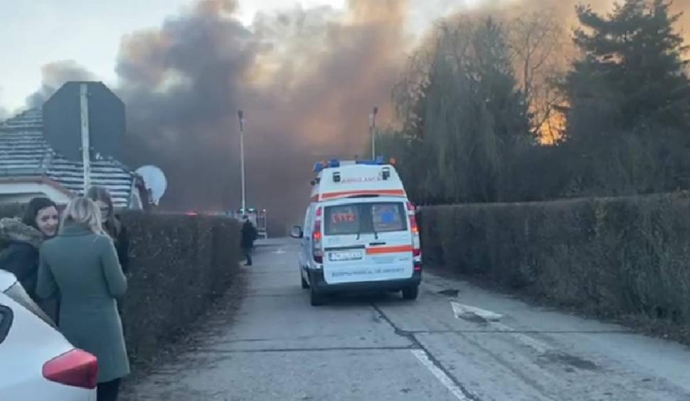 Incendiu puternic la depozitul unei fabrici de alimente, în Timiș. Zeci de pompieri intervin la fața locului 882239