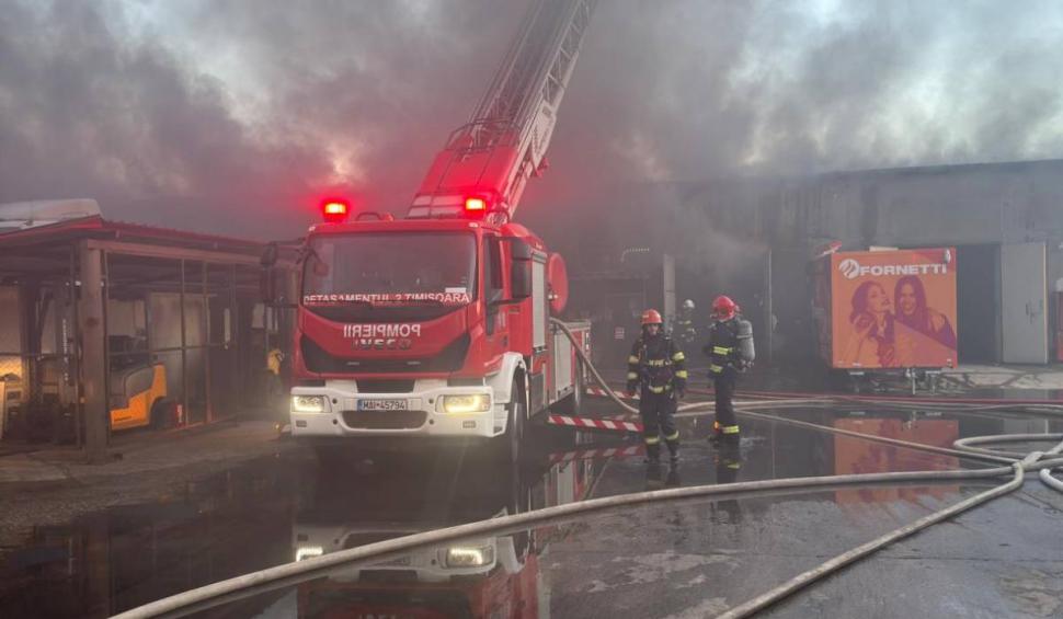 Incendiu puternic la depozitul unei fabrici de alimente, în Timiș. Zeci de pompieri intervin la fața locului 882246
