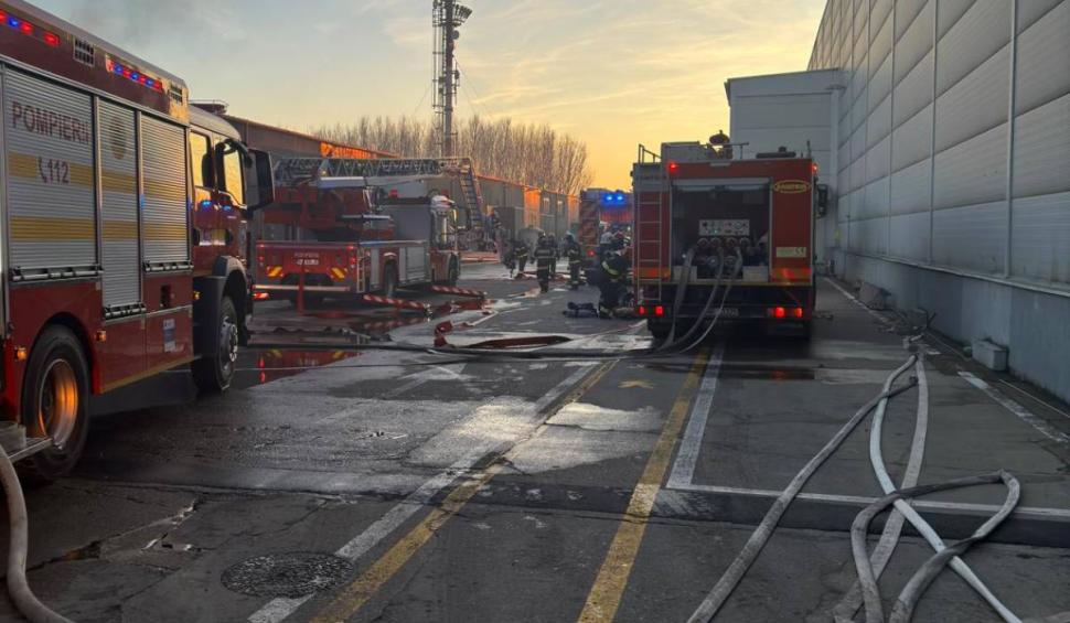 Incendiu puternic la depozitul unei fabrici de alimente, în Timiș. Zeci de pompieri intervin la fața locului 882247