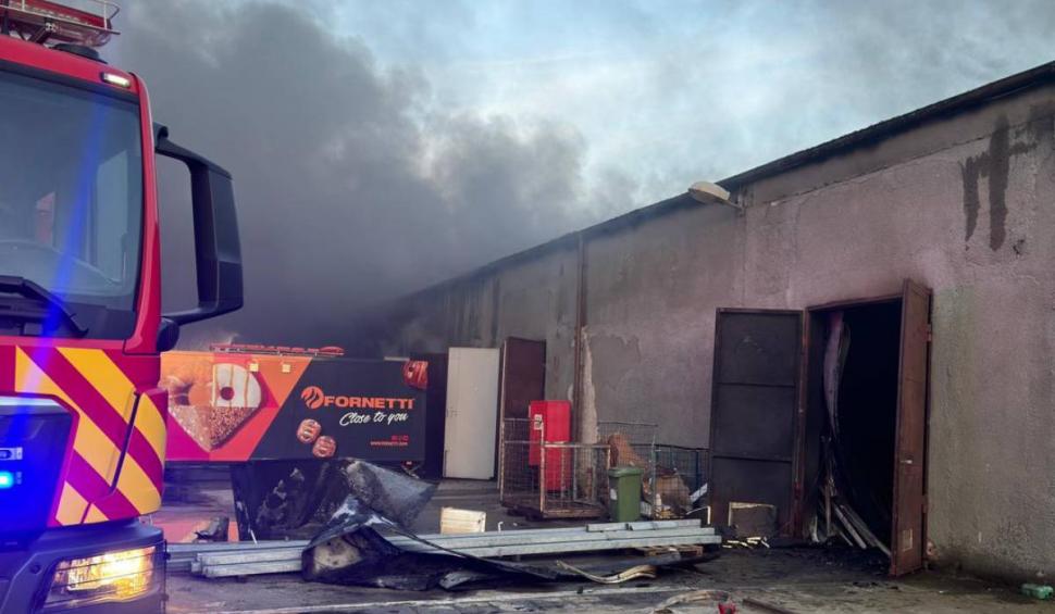 Incendiu puternic la depozitul unei fabrici de alimente, în Timiș. Zeci de pompieri intervin la fața locului 882248