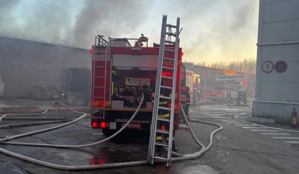 Incendiu puternic la depozitul unei fabrici de alimente, în Timiș. Zeci de pompieri intervin la fața locului 882249
