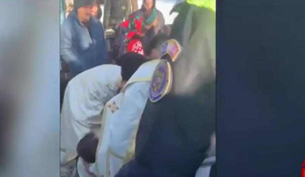 "Vrea forțat mortul oamenilor": Momentul în care preotul din Suceava s-a pus pe jos în cimitir, în fața dricului, pentru a opri o înmormântare 882229