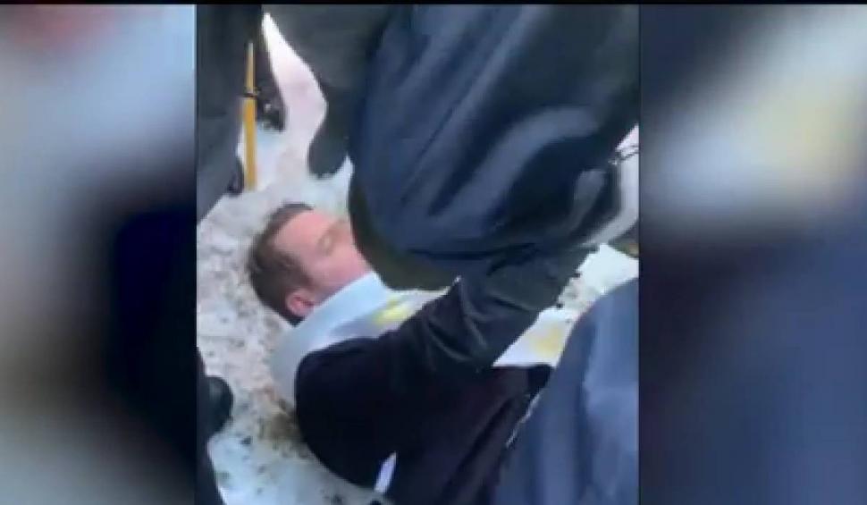 "Vrea forțat mortul oamenilor": Momentul în care preotul din Suceava s-a pus pe jos în cimitir, în fața dricului, pentru a opri o înmormântare 882230