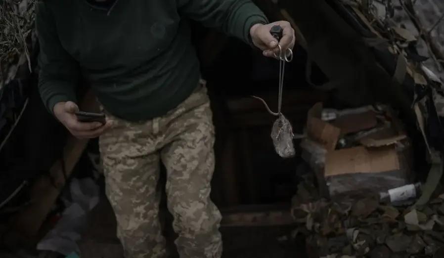 Soldații ucraineni și ruși sunt decimați pe front de un nou inamic comun: militarii vomită și au sângerări oculare, iar situația amintește de Primul Război Mondial 882120