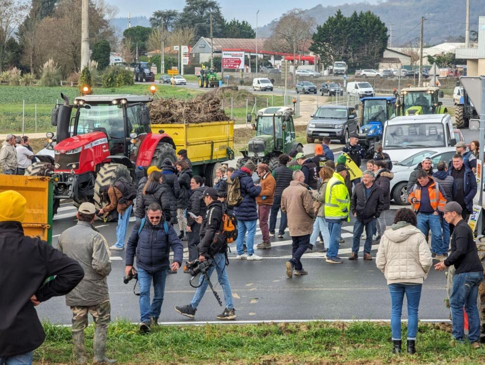 O femeie a fost ucisă la protestul național al fermierilor, după ce o mașină a intrat într-un blocaj rutier, în Franța | "A secerat trei persoane!" 882444