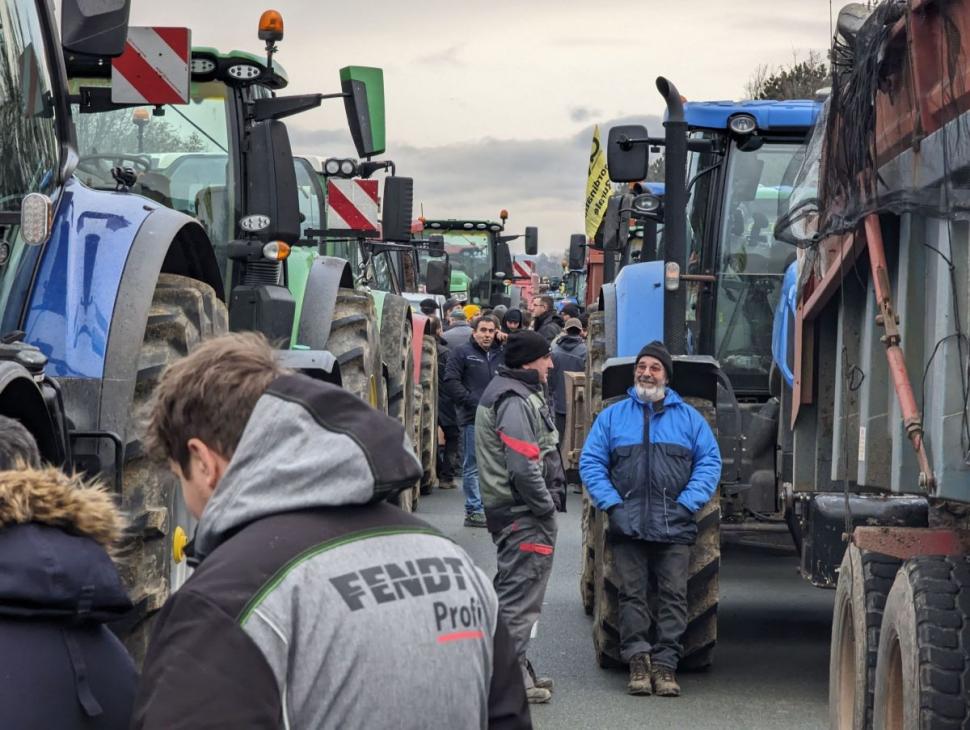 O femeie a fost ucisă la protestul național al fermierilor, după ce o mașină a intrat într-un blocaj rutier, în Franța | "A secerat trei persoane!" 882445