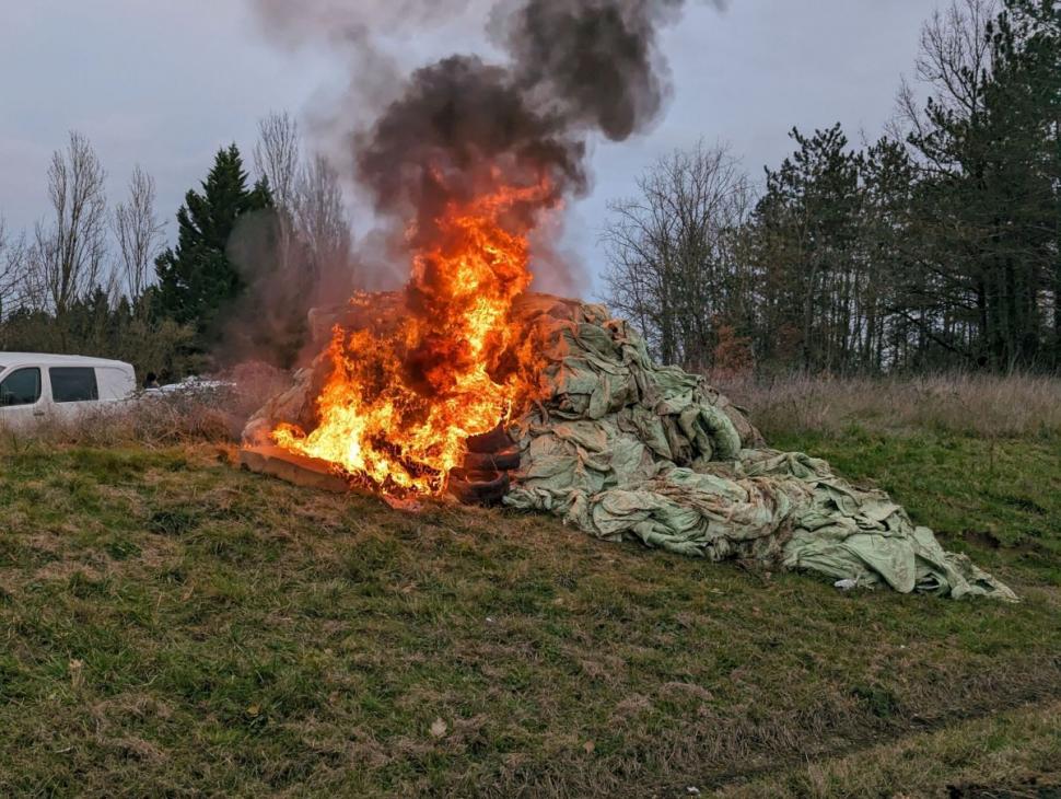 O femeie a fost ucisă la protestul național al fermierilor, după ce o mașină a intrat într-un blocaj rutier, în Franța | "A secerat trei persoane!" 882446