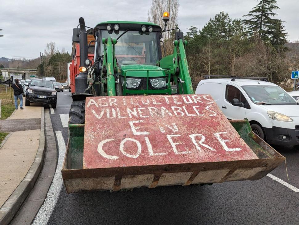 O femeie a fost ucisă la protestul național al fermierilor, după ce o mașină a intrat într-un blocaj rutier, în Franța | "A secerat trei persoane!" 882447