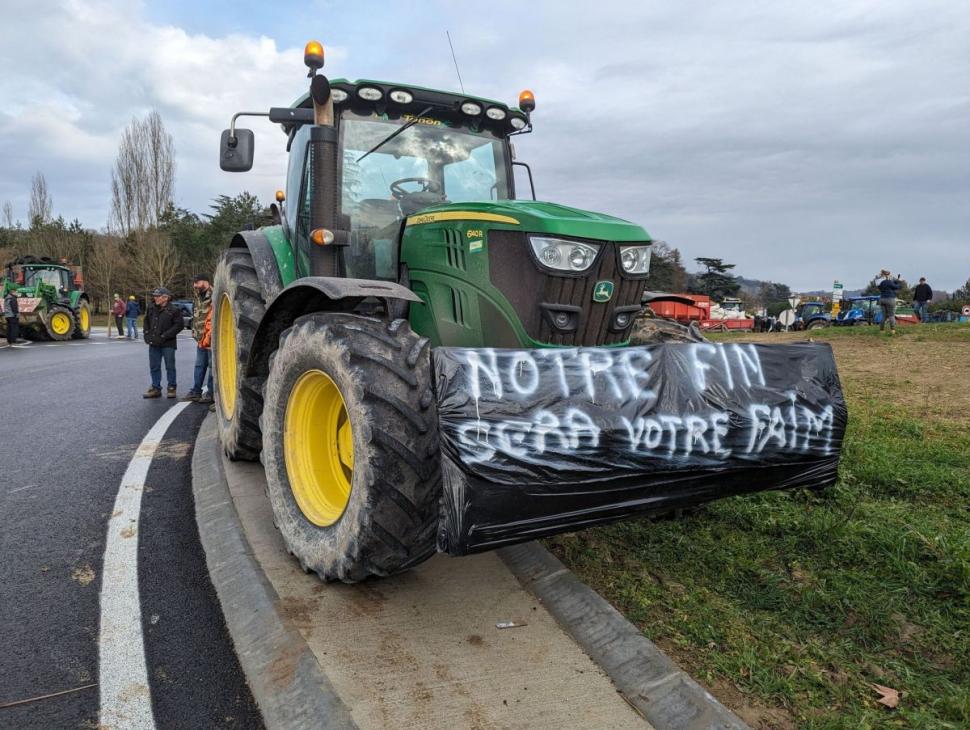 O femeie a fost ucisă la protestul național al fermierilor, după ce o mașină a intrat într-un blocaj rutier, în Franța | "A secerat trei persoane!" 882448