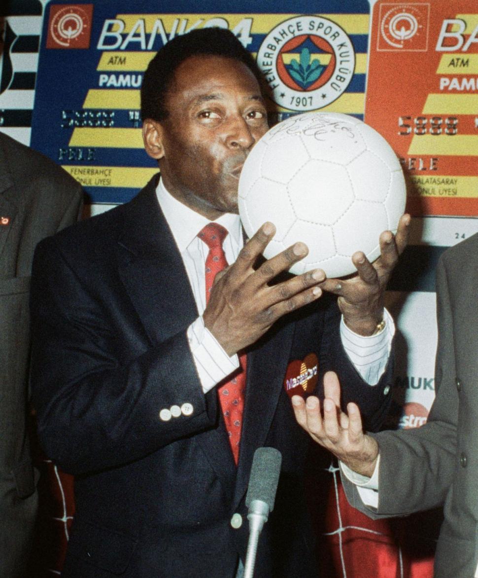 Marele fotbalist Pele ar putea fi exhumat, după ce o femeie a anunţat că este fiica sa şi a intentat un proces de paternitate 882416