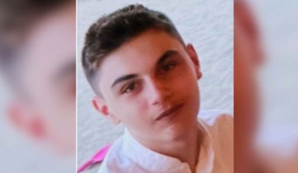 Acest băiat de 15 ani din București a dispărut. Poliția cere ajutorul pentru a-l găsi