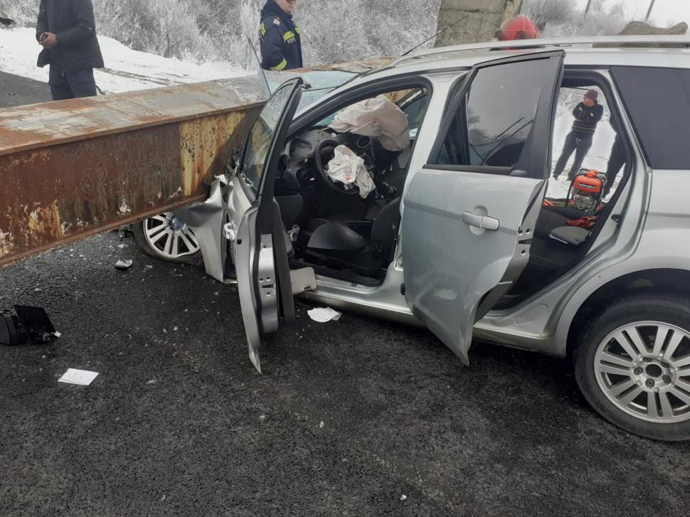 Un limitator de înălțime s-a prăbușit și a strivit o mașină aflată în trafic, în județul Olt. O persoană a murit 882421