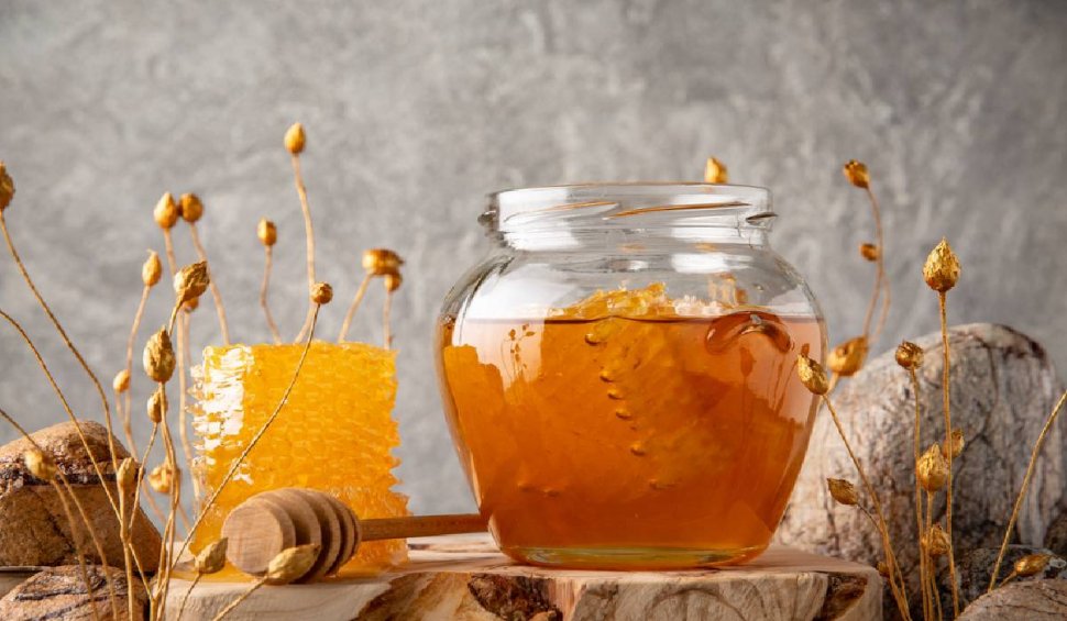 Mierea, ingredientul magic din rețetele culinare și cosmetice