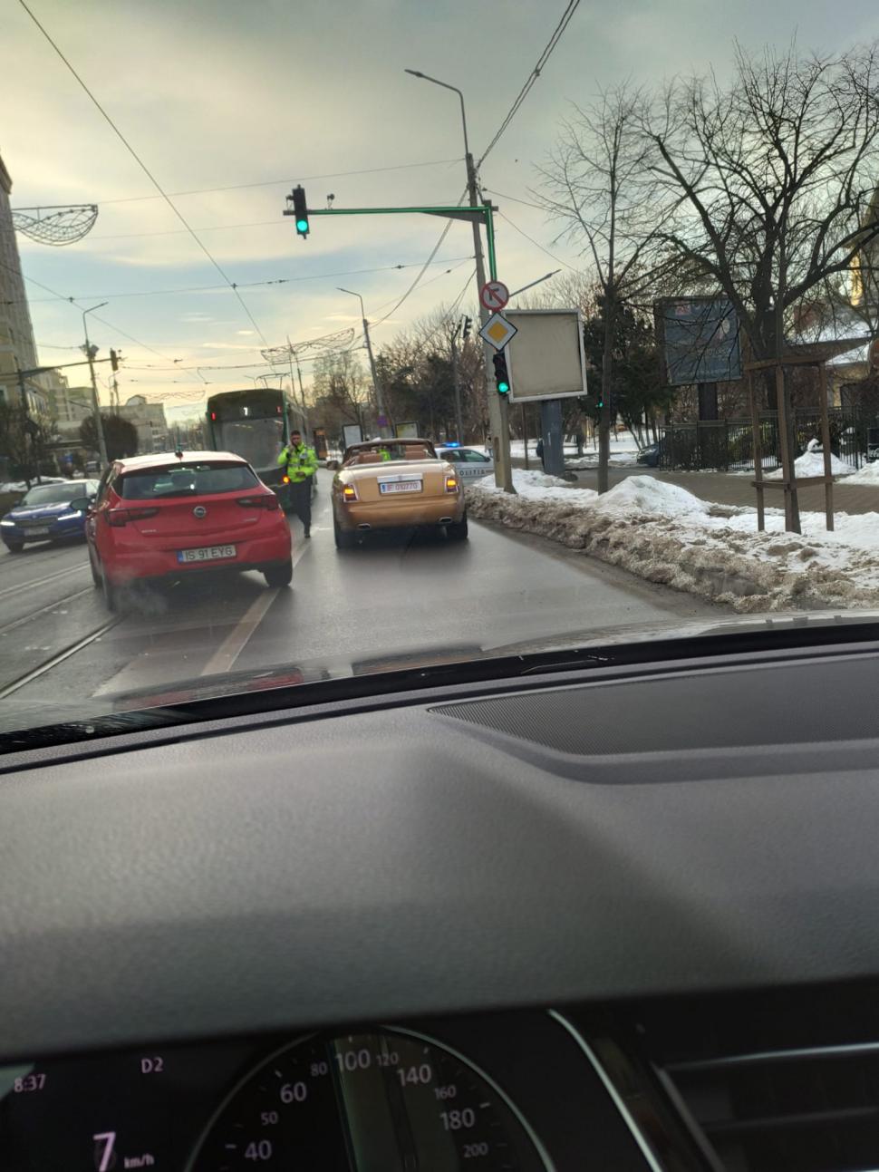 Şoferul cu Rolls-Royce decapotabil din Iaşi, viral pe TikTok, a fost prins de poliţişti şi lăsat fără maşină 882391