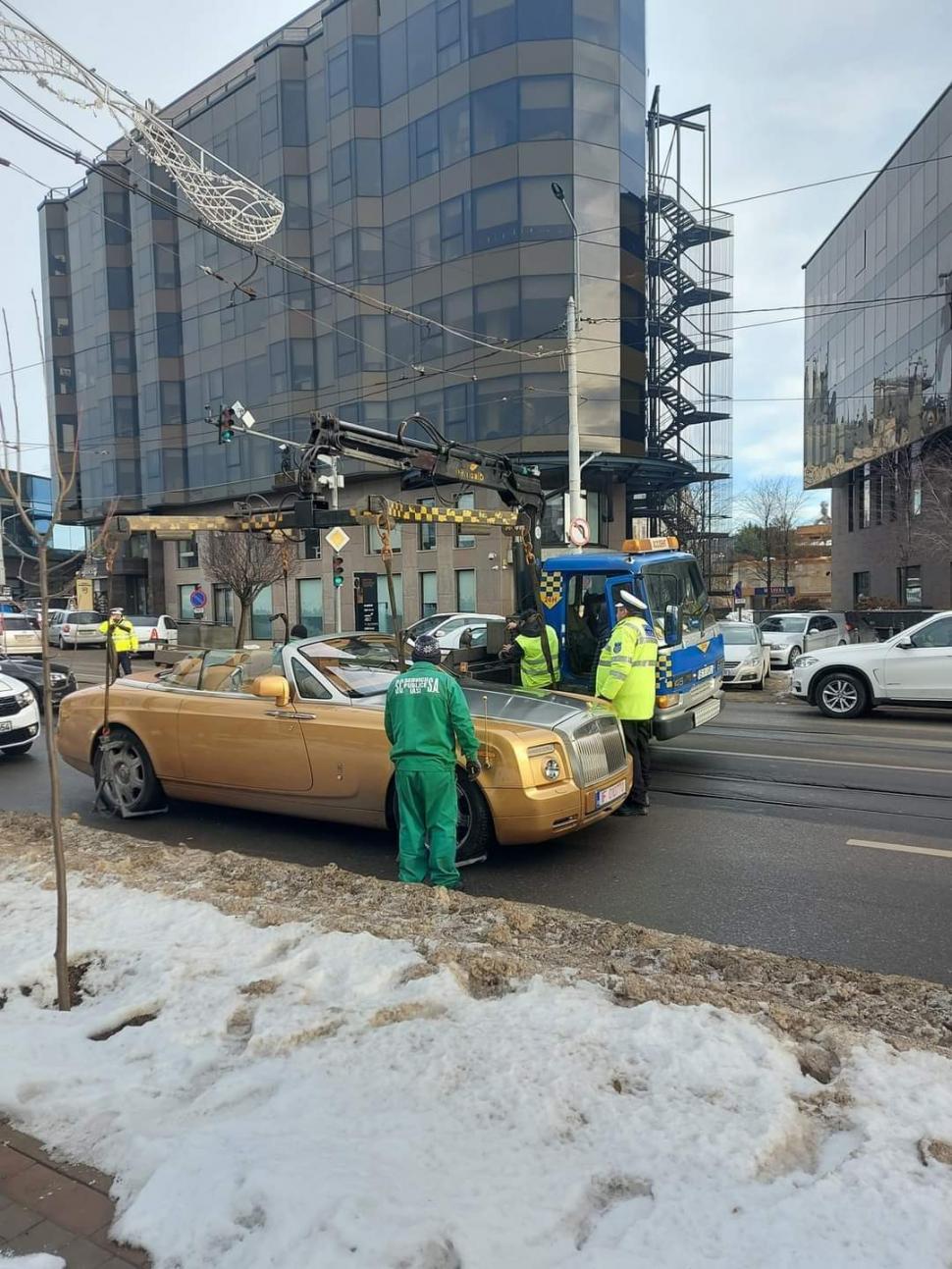 Şoferul cu Rolls-Royce decapotabil din Iaşi, viral pe TikTok, a fost prins de poliţişti şi lăsat fără maşină 882392