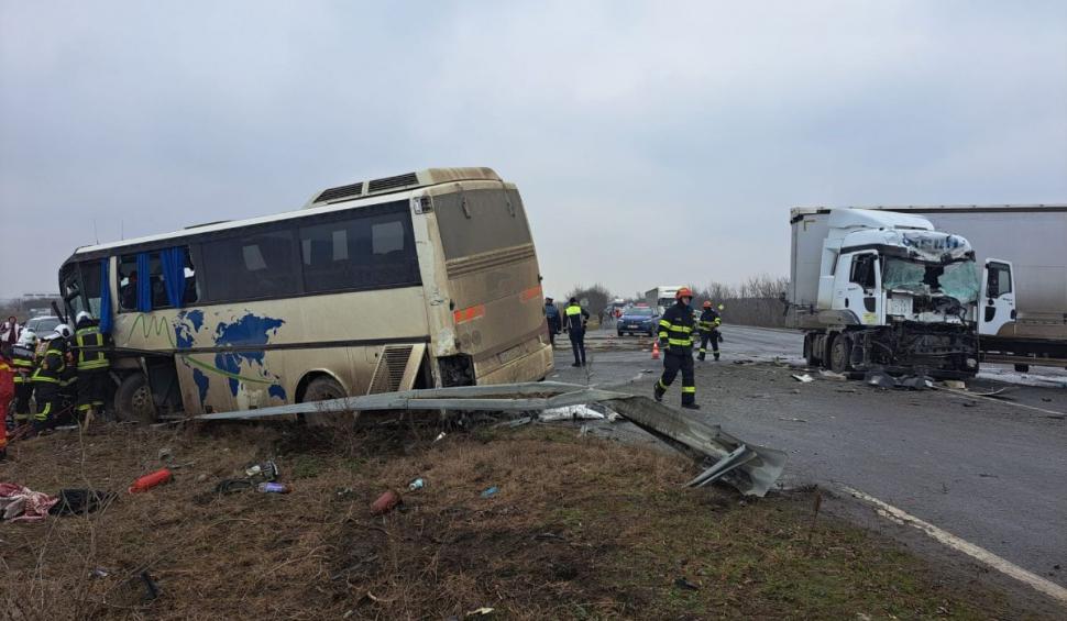 Accident teribil între un autobuz și un camion, la Sânandrei, în Timiș. Planul roșu de intervenție a fost activat | Șoferul autobuzului a murit 882440