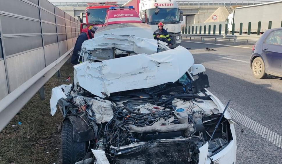 Accident grav pe Autostrada A1, în județul Hunedoara! Un bărbat a ajuns cu mașina sub roțile unui camion 882691