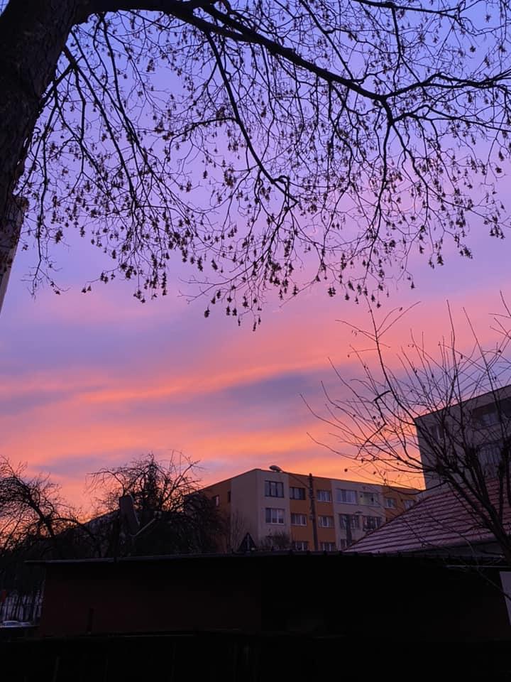 Cerul Clujului, acoperit de nori roz. Explicația specialiștilor pentru fenomenul bizar 882810